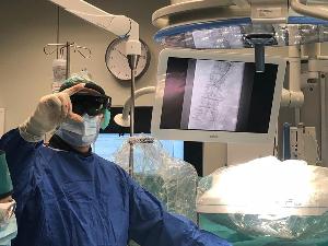 Prof. Gutowski nawigujący hologram CarnaLifeHolo, fot. USK-2